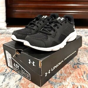 Under Armour Black and White Unisex Kids Athletic Sneakers Size 4,5 Youth